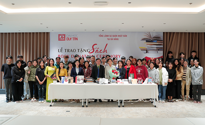 Tổng Lãnh sự quán Nhật Bản tại Đà Nẵng trao tặng sách cho Đại học Duy Tân